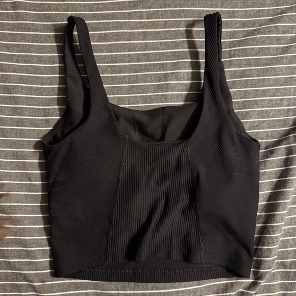 Old Navy Sporty Crop Top - Picture 2 of 3